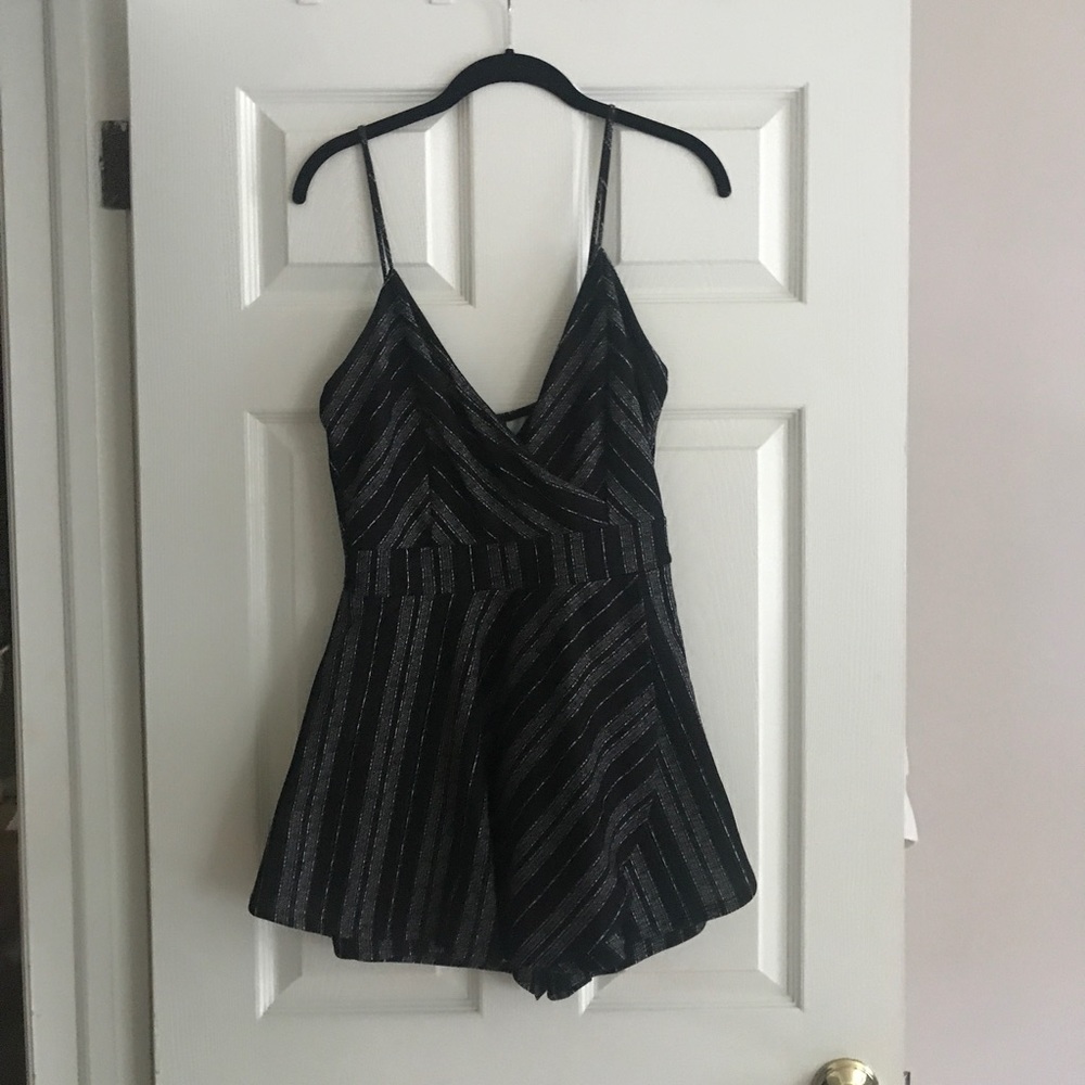 Black pattern romper! - Picture 2 of 4